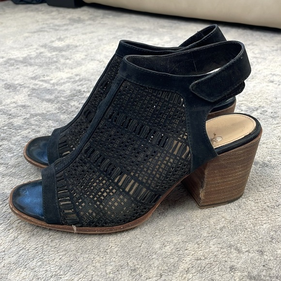 Vince Camuto Keannie Sandals Laser Cut Open Toe Stacked Heel Black Sz 8.5 - Picture 2 of 13